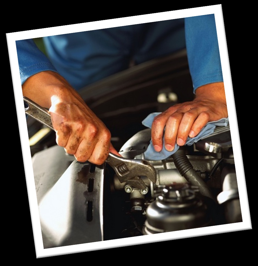 Hände bei der Arbeit mit Werkzeug an einem Motor